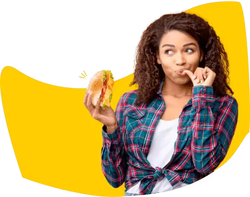 Mujer comiendo un sándwich con Nestlé® ¡Qué Rico!